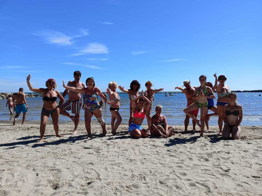 Foto di gruppo in spiaggia