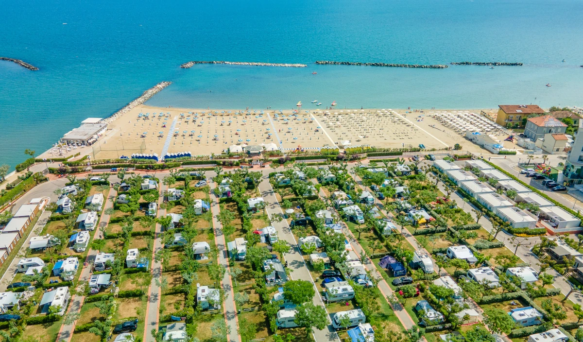 Vista aerea spiaggia e area piazzole camping rubicone